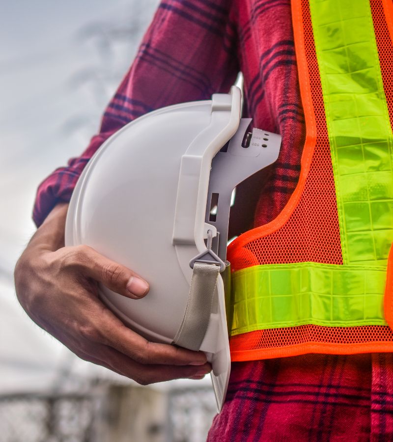 Profissional oferecendo consultoria em segurança do trabalho na Grande Florianópolis